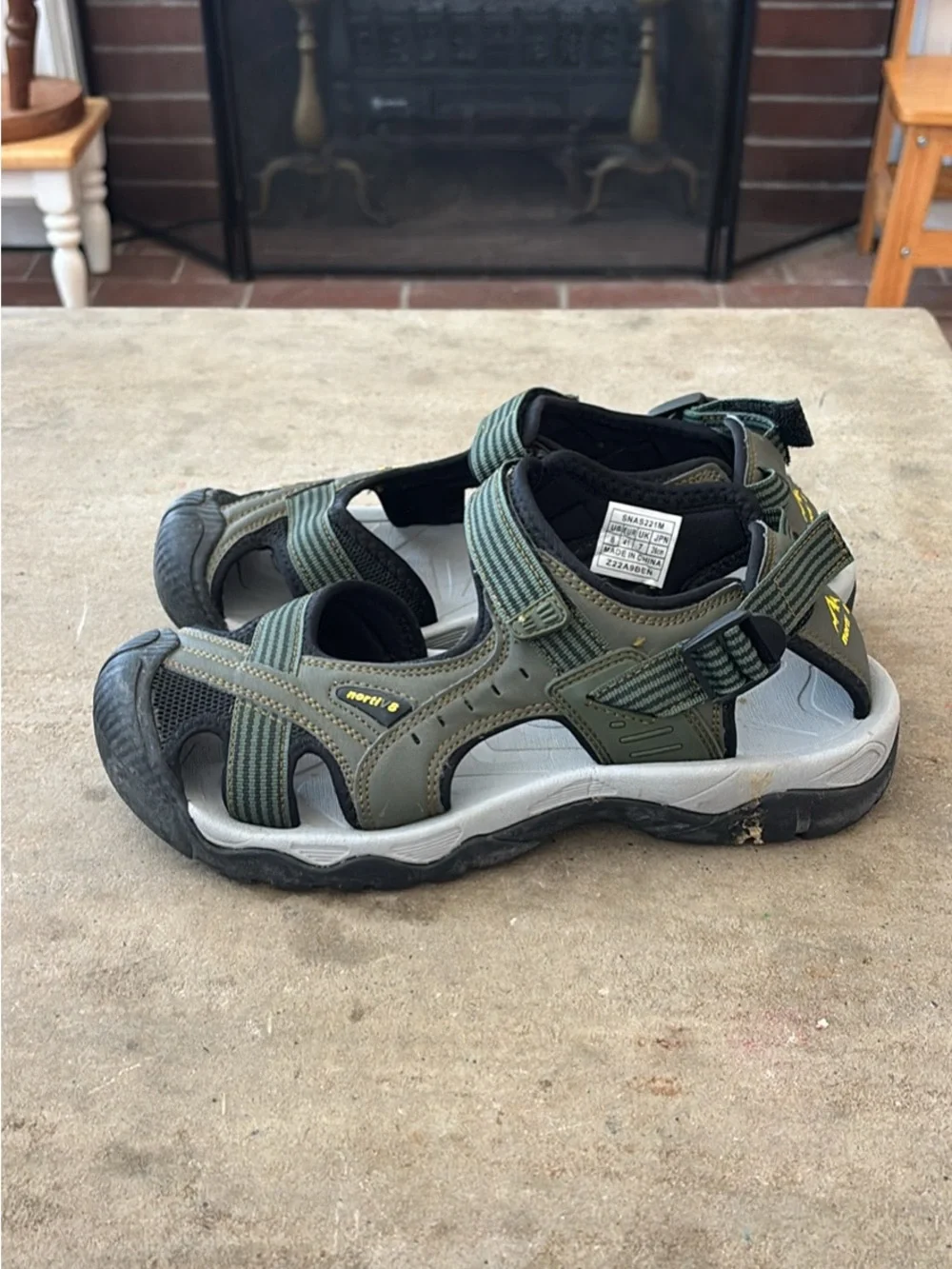 Nortiv 8 Men's Hiking Sandals Size 8 (A-7)